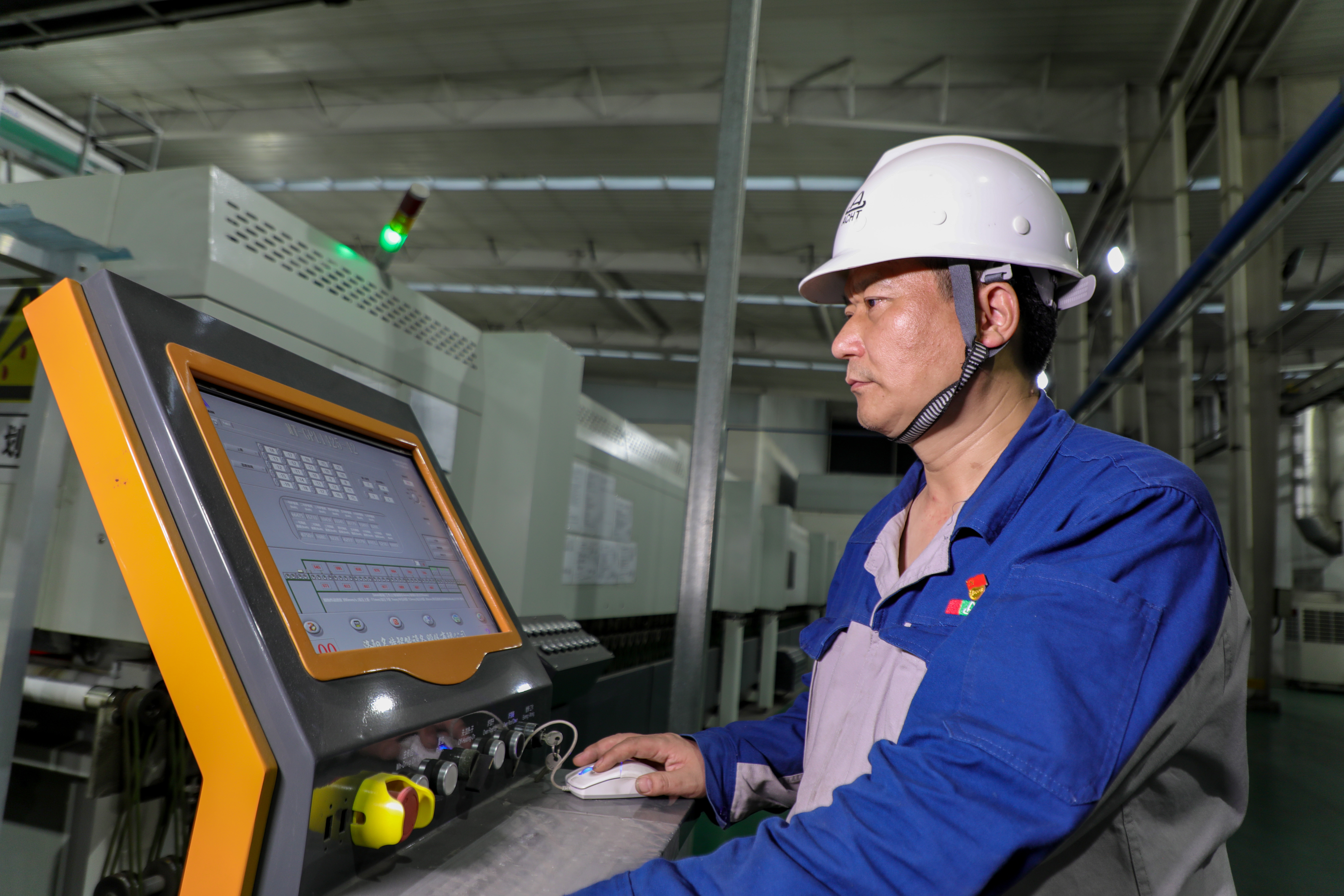 安陽(yáng)市五一勞動(dòng)獎(jiǎng)?wù)芦@得者趙俊濤：采擷太陽(yáng)之光，追求綠色事業(yè)